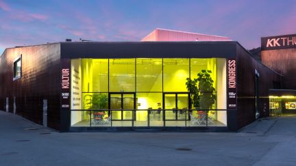 Au&szlig;enansicht des Kultur- und Kongresszentrums Thun (KKThun) bei D&auml;mmerung