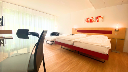 Modernes Dreibettzimmer im Hotel Seaside