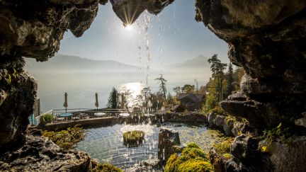 Water cascades through the cave entrance into a moss-covered pool; behind it, Lake Thun glistens against the mountain backdrop in the calm of the morning. It is precisely this unique setting that makes the region ideal for inspiring supporting activities: short, guided nature walks to kick things off, a leisurely stroll by the lake or a short discovery tour that grounds teams and clears the mind – the perfect contrast to the conference programme. @St. Beatus Caves View from a cave of Lake Thun, with a waterfall and the morning sun