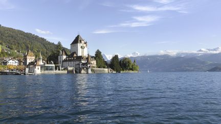 Schloss Oberhofen am Thunersee mit Alpenpanorama.