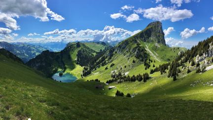 Panoramablick auf den Niesen und die gr&uuml;nen Alpen oberhalb des Thunersees