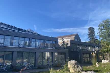 Moderne Seminar- und Tagungslocation mit Terrasse am Thunersee