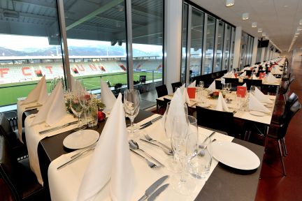 Elegant gedeckte Tafel am Fenster mit Blick ins Stadion – ideal für Firmenanlässe, Meetings und Bankette in der Region Thunersee.
©Stockhorn Arena Gedeckter Banketttisch mit Stadionblick in einer modernen Eventlocation in Thun