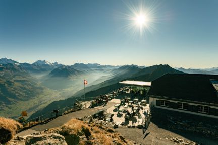 Sonnenterrasse auf dem Niederhorn mit Panoramablick &uuml;ber die Berner Alpen