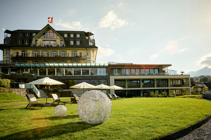 Seehotel mit Terrasse und Eventrasen am Thunersee bei Abendsonne