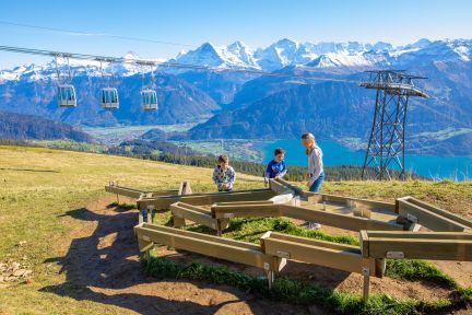 Kugelbahn-Spielplatz mit Blick auf den Thunersee und die Alpen