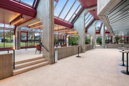 Großzügiges Foyer mit modernen Glasfassaden und viel Tageslicht, ideal für Business-Events oder Konferenzen am Thunersee. Die offene Raumaufteilung, helle Farben und der Ausblick ins Grüne bieten inspirierende Möglichkeiten für Networking und stilvolle Veranstaltungen in der Region Bern. ©KKThun Modernes Schadau-Foyer mit Panoramablick