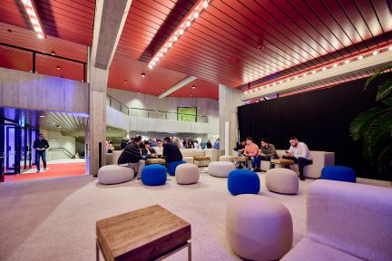 Moderne Event-Lounge mit Sitzinseln und G&auml;sten im Konferenzzentrum Thun