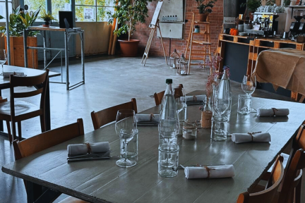 Gedeckter Eventtisch in stilvoller Industrielocation mit Bar und hohen Fenstern in Thun