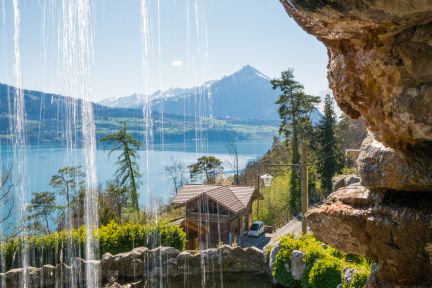 Führung in der Höhle im Niederhornmassiv – die ideale Gelegenheit für Gruppen mit begrenzter Zeit. Einblick in die faszinierende unterirdische Welt – perfekt als kompakter Programmpunkt im Rahmen eines Meetings, Teamevents oder Rahmenprogramms in der Region Thun-Thunersee. @Thun-Thunersee Tourismus by Mike-Kaufmann St. Beatus-Höhlen – eine magische Erlebniswelt