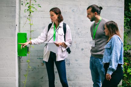 Drei Teilnehmende des Fox Trails lesen die Instruktionen für die nächste Aufgabe – ein abwechslungsreiches Rahmenprogramm, ideal als Ergänzung zu Seminar und Business-Event. @FoxTrail Teilnehmende lösen eine Foxtrail-Aufgabe