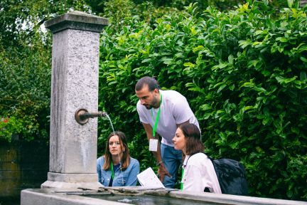 Gruppe am Brunnen bei Outdoor-Event in Thun-Thunersee, mit Notizen und Namensb&auml;ndern