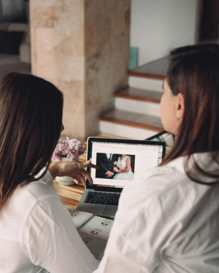 Zwei Geschäftsfrauen arbeiten gemeinsam an einem Laptop in einem hellen, modernen Büroraum. Das Bild vermittelt eine entspannte und konzentrierte Atmosphäre – ideal für Meetings oder Beratungsgespräche. Perfekt für Unternehmen, die persönliche Betreuung und effizienten Austausch am Thunersee in den Vordergrund stellen. ©i-stock Professionelle Beratung im modernen Büro