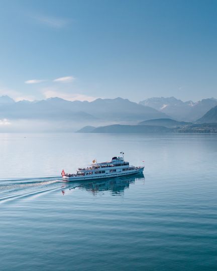Passagierschiff auf dem Thunersee vor Alpenpanorama am Morgen