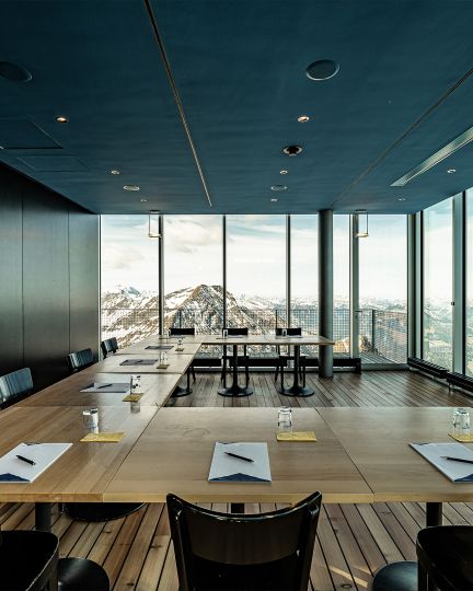 Moderner Meetingraum mit Panoramablick auf Thunersee und Berner Alpen