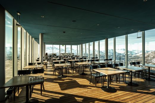 Heller Seminarraum mit Panoramafenstern und Blick auf Thun und die Alpen