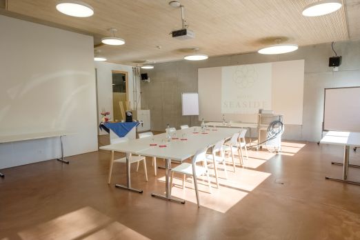 Heller Seminarraum mit U-Form-Bestuhlung und Pr&auml;sentationsfl&auml;che in Spiez