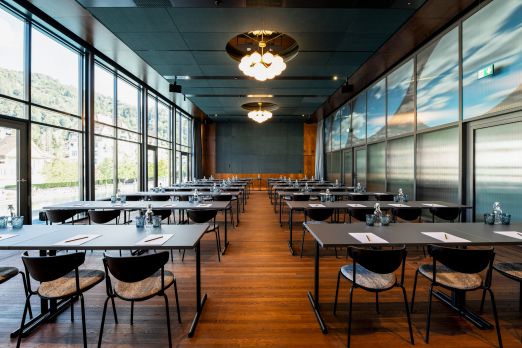 Heller Konferenzraum in Reihenbestuhlung mit Holzboden, moderner Beleuchtung und Blick ins Grüne – ideal für Meetings und Workshops in der Region Thun. ©Hotel Aare Moderner Seminarraum mit Tischreihen und Panoramafenstern am Thunersee