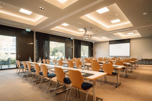 Moderner Seminarraum mit Tageslicht