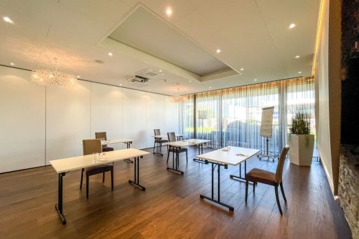 Moderner Meetingraum mit Holzboden, Tageslicht und Blick nach draussen – ideal für Workshops, Schulungen und Business-Events in der Region Thun. ©Schützen Heller Seminarraum mit U-Form-Bestuhlung und Fensterfront am Thunersee