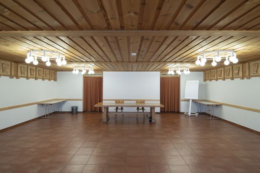 Seminarraum mit Leinwand, Bestuhlung und Flipchart in der Thunersee-Region