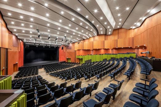 Modernes Auditorium mit B&uuml;hne