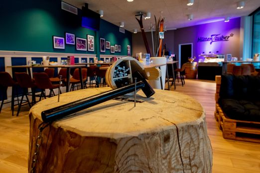 Eventraum mit Holztisch, Bar und Lounge-Bereich in Thun-Thunersee