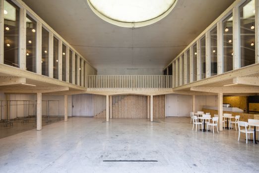 Helle Eventhalle mit Galerie und Oberlicht in Thun-Thunersee