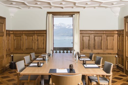 Ein eleganter Konferenzraum mit edler Holzvertäfelung, grossen Fenstern und direktem Blick auf den Thunersee und die Alpen. Perfekt für inspirierende Meetings und exklusive Geschäftsveranstaltungen in stilvoller Atmosphäre am Ufer des Thunersees.
©Schloss Schadau Historischer Salon Oberhofen mit Seeblick