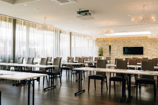 Der helle, freundlich gestaltete Seminarraum Stockhorn1+2 überzeugt mit bodentiefen Fenstern, modernen Möbeln und flexibler Tischanordnung. Perfekt geeignet für Tagungen und Workshops von Schweizer Unternehmen, bietet die Räumlichkeit professionelle technische Ausstattung und inspirierendes Ambiente mit Blick ins Grüne – barrierefrei und lichtdurchflutet. ©Schützen Moderner Seminarraum mit flexibler Bestuhlung - Stockhorn