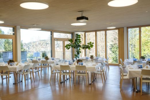Heller Seminarraum mit gedeckten Tischen und Panoramafenstern am Thunersee