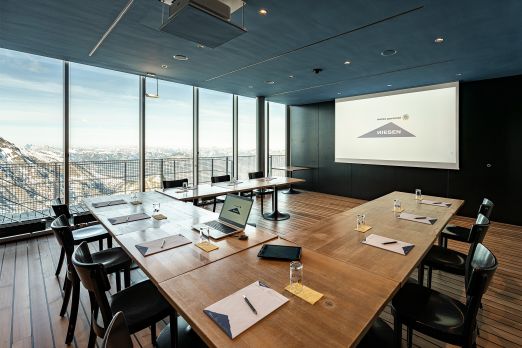 Moderner Meetingraum mit Panoramafenstern und Beamer f&uuml;r Business-Events am Thunersee