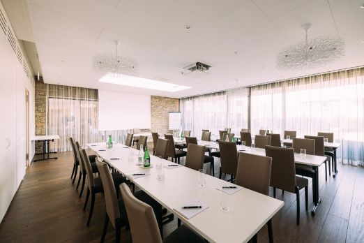 Stockhorn - Moderner Tagungsraum mit Tageslicht