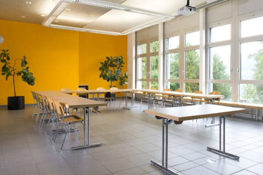 Heller Seminarraum mit U-Form-Bestuhlung und grossen Fenstern in Spiez