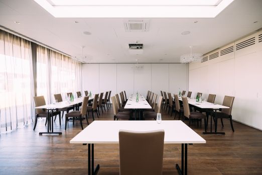 Heller Seminarraum mit U-Form-Bestuhlung und Tageslicht am Thunersee