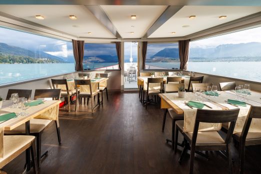 Heller Seminarraum mit Seeblick am Thunersee und Blick auf die Alpen