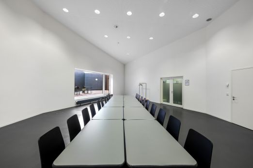 Moderner, lichtdurchfluteter Tagungsraum mit U-Form-Tischen, Stühlen und Cateringbereich – ideal für Workshops und Business-Events am Thunersee. ©KKThun Heller Seminarraum mit U-Form-Bestuhlung für Meetings in der Thun-Thunersee Region