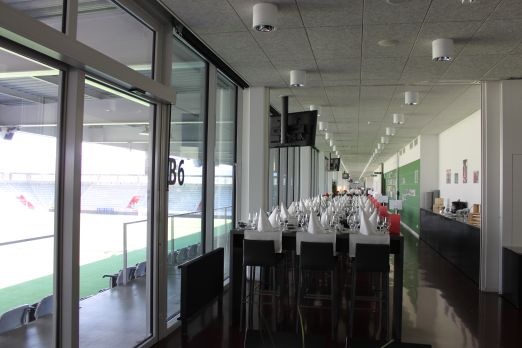 Heller Eventraum mit Bankettbestuhlung und Panoramafenstern – ideal für Firmenanlässe und Meetings mit Stadionblick in Thun.
©Stockhorn Arena Meetingraum mit gedeckten Tischen und Blick ins Stadion Thun