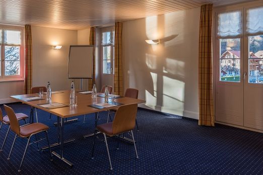 Heller Seminarraum mit U-Form-Bestuhlung und Tageslicht in Thun