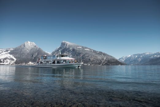 Ein Passagierschiff gleitet über den ruhigen Thunersee, im Hintergrund schneebedeckte Berge und blauer Himmel – inspirierend für Business-Events. ©BLS Schifffahrt Schiff auf dem Thunersee mit Alpenpanorama bei klarer Winterstimmung