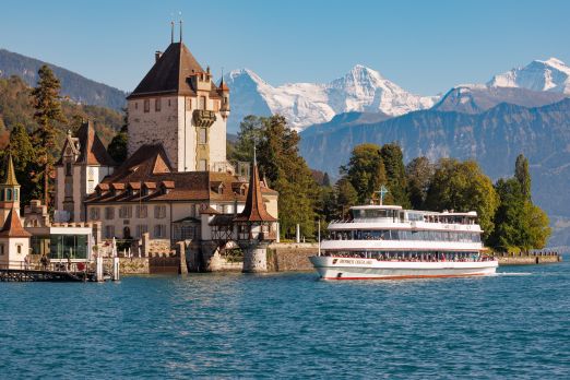 Schloss Oberhofen am Thunersee mit Ausflugsschiff und Alpenpanorama