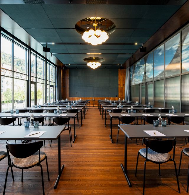 Heller Konferenzraum in Reihenbestuhlung mit Holzboden, moderner Beleuchtung und Blick ins Grüne – ideal für Meetings und Workshops in der Region Thun. ©Hotel Aare Moderner Seminarraum mit Tischreihen und Panoramafenstern am Thunersee