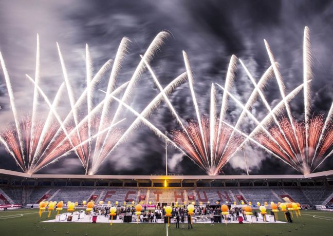 Synchrones Feuerwerk über dem Stadion, Teams auf dem Spielfeld und Zuschauertribünen – stimmungsvolles Rahmenprogramm für Firmenevents und Grossanlässe. ©Stockhorn Arena Feuerwerk-Show im Stadion bei einem Event in der Thun-Thunersee Region