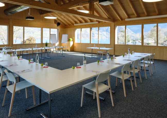 Helles, großzügiges Tagungszimmer mit bodentiefen Fenstern und Panoramablick auf den Thunersee. Die moderne Einrichtung, flexibler Sitzplan und viel Tageslicht schaffen eine inspirierende Umgebung für Meetings und Workshops von Unternehmen jeder Größe in der Region Thunersee. ©Hotel Seaside, Spiez Modernes Seminarzimmer mit Seeblick