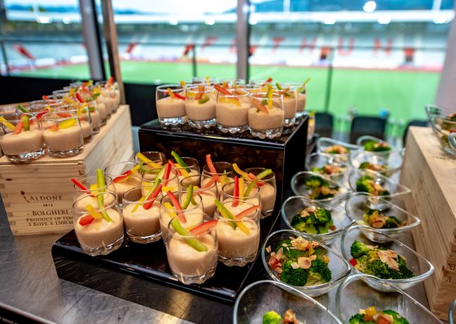 Feines Event-Catering mit Dessertgläsern und Salaten am Buffet; im Hintergrund öffnet sich der Blick zu den Bergen – ideal für Business-Events. ©Stockhorn Arena Dessertgläser und Salate auf dem Catering-Buffet