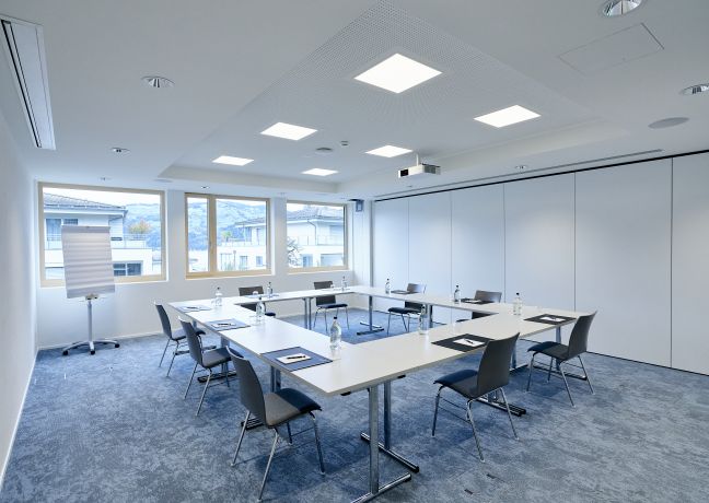 Freundlicher Meetingraum mit U-Form, Flipchart und Tageslicht – ideal für Workshops und Schulungen in der MICE-Region Thunersee. ©Belvédère Strandhotel Heller Seminarraum mit U-Tischbestuhlung und moderner Präsentationstechnik