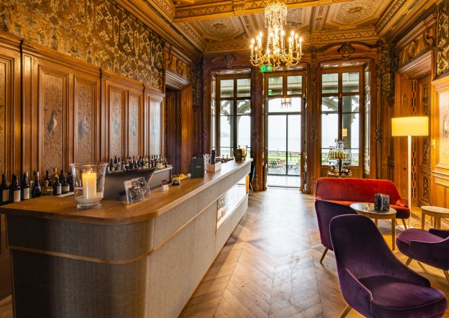 Eleganter Empfangsbereich mit Seeblick