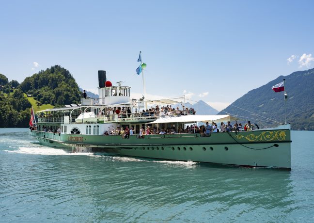 Passagierschiff auf dem Thunersee mit Blick auf die Berner Alpen