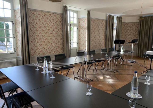Seminarraum mit U-Bestuhlung, Tageslicht und Technik f&uuml;r Meetings am Thunersee