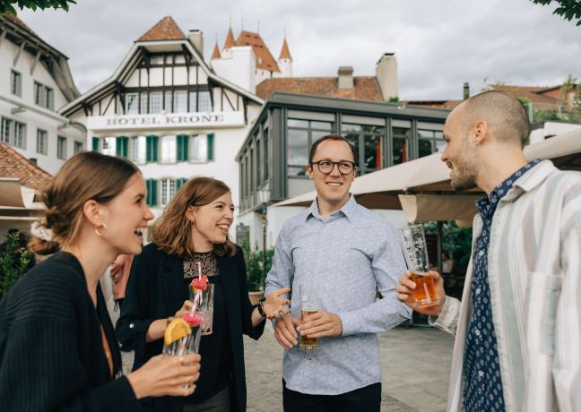 Business-Ap&eacute;ro auf der Terrasse des Hotel Krone in Thun mit Blick auf die Altstadt